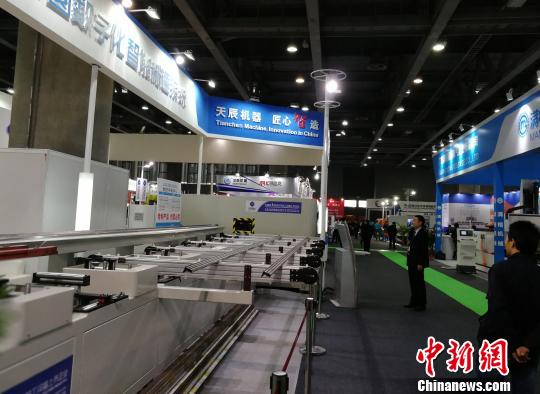 第24届全国铝门窗幕墙新产品博览会3月在广州举行，一家广东企业展示先进制造装备。（资料图）