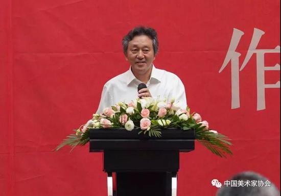 中国美协秘书长、第十三届全国美术作品展览组委会秘书长马锋辉主持开幕式