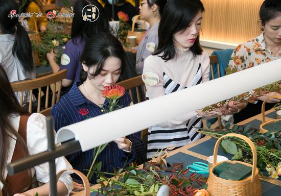 小姐姐穿着绣花的衬衫