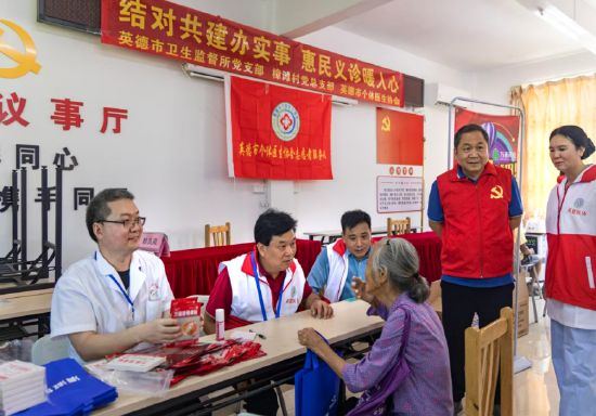 图为林先柏组织个体医生开展义诊