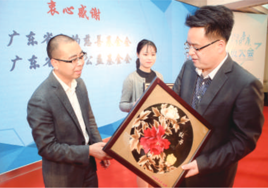 梁雄辉(右)代表慈善会答谢捐赠单位。/珠江商报记者朱德文摄
