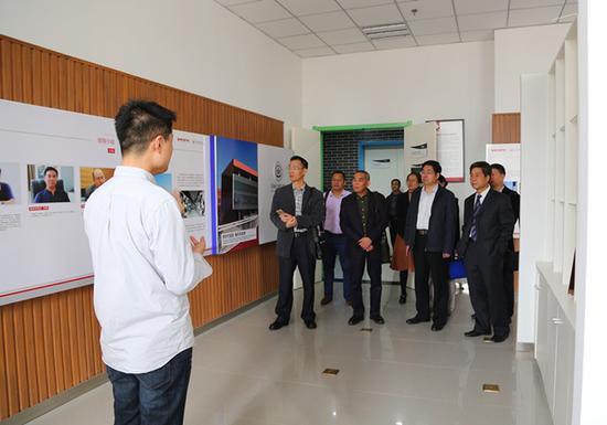 广东海洋大学寸金学院调研组参观河北传媒学院校园