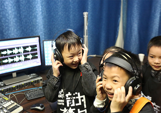 孩子们第一次体验电台节目录制