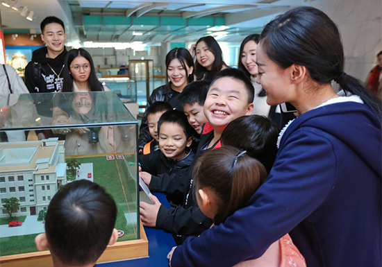 大学生和孩子们一起参观“广东声音博物馆”