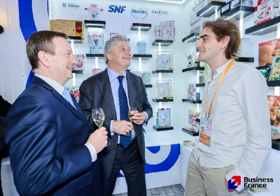 左一法国驻华大使白玉堂先生（Bertrand Lortholary）及左二法国欧洲和外交部部长下属主管外贸和吸引力部长级代表尼古拉·弗里西耶先生（Nicolas Forissier）共同参观品牌展位