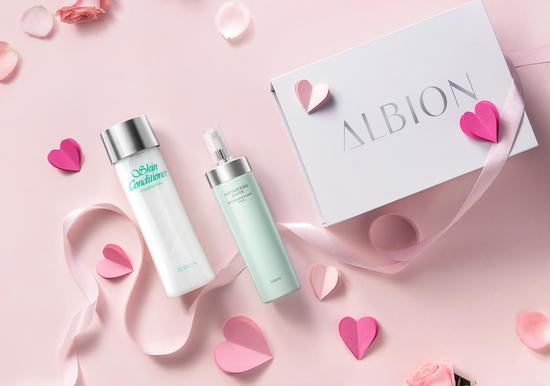左:ALBION澳尔滨爽肤精萃液,330ml/RMB640;右:ALBION澳尔滨优活润白紧妍渗透乳,200g/540RMB)