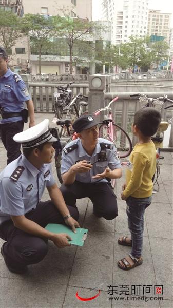 民警帮走失的小朋友找到家人 通讯员供图