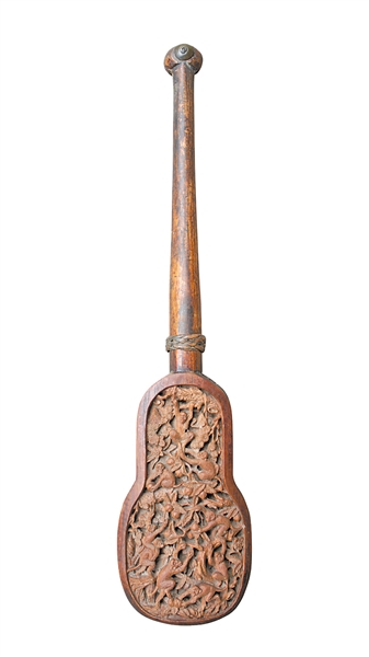 这把提琴形竹雕秤盒上刻着一组9猴12桃竹雕，是邹永生藏品中最漂亮的一把。