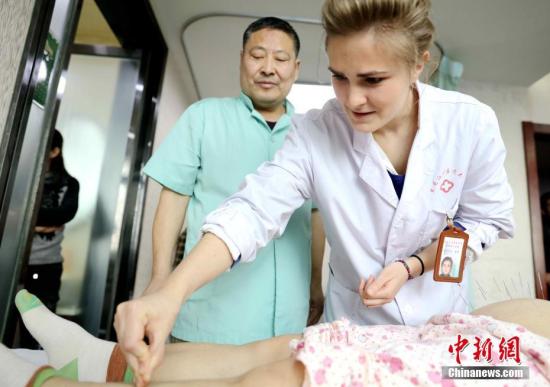 资料图:“洋中医”在老师带领下进行针灸实践。(中新社记者 王舒 摄)