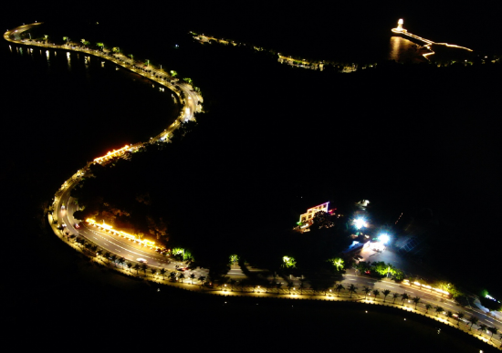 图为:情侣路夜景。