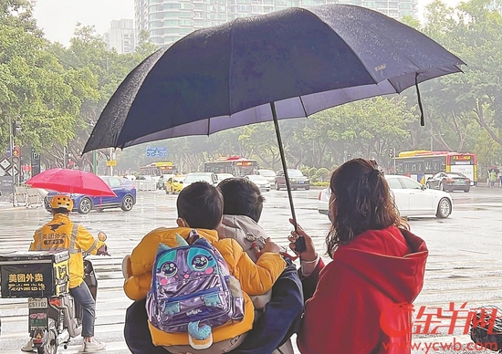 7日,广州阴冷有雨 梁怿韬 摄