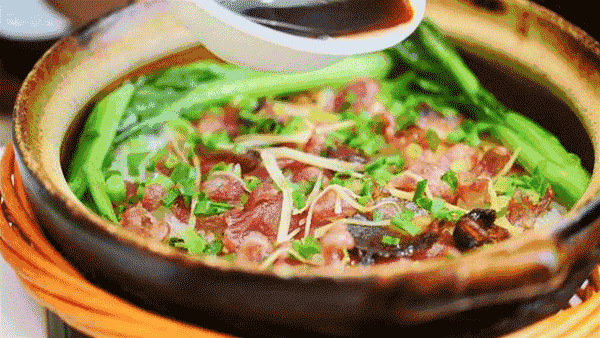 广州街头特色美食”煲仔饭“