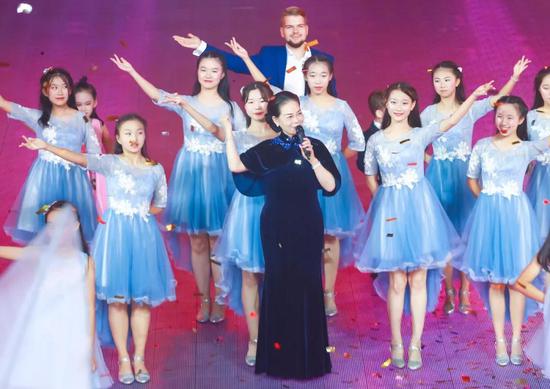 李爱君董事长鼓励孩子:入得中澳来,我必须要成才