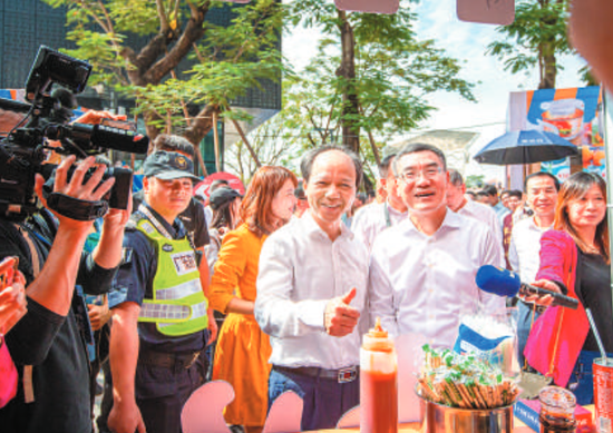 昨日,粤港澳大湾区“食在广东”佛山(顺德)美食文化周在华侨城欢乐海岸PLUS开幕,佛山市委副书记、顺德区委书记郭文海带队巡展,点赞顺德美食文化。/珠江商报记者林安迪摄