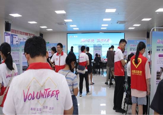 图为线下招聘会及AI体验区，线上直播带岗互动热烈