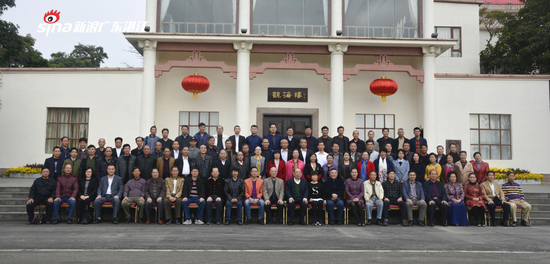 (湛江市爱国拥军促进会成员合影留念 吴嘉敏摄)