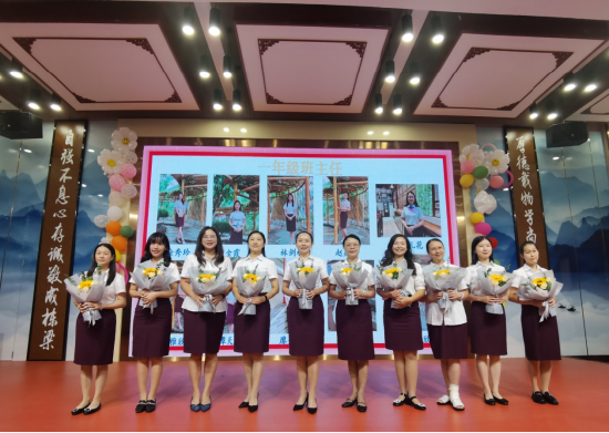 西山小学班主任接受孩子敬送鲜花