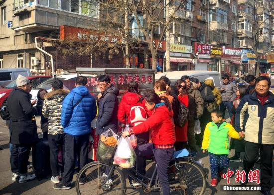 2月21日，天津民众排队品尝红姐煎饼馃子。《舌尖上的中国3》播出之后，片中所拍摄的天津煎饼馃子受到热捧。 中新社记者 佟郁 摄