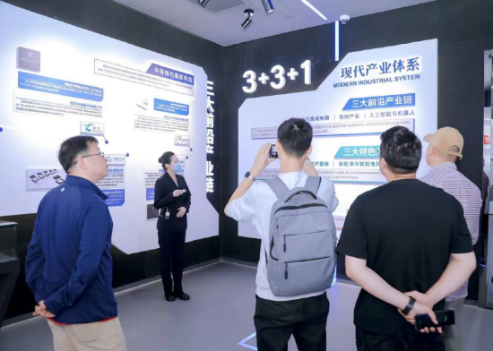 自媒体大V在珠海高新区科技创新展示厅了解珠海的产业创新成果