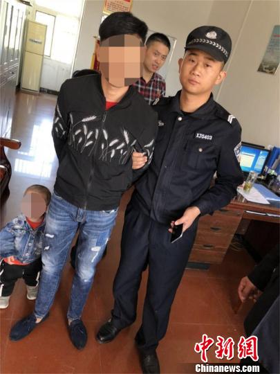 孝感市警方将嫌疑人带走,并准备将其孩子送到家人身边 钟欣 摄