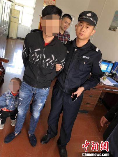 孝感市警方将嫌疑人带走，并准备将其孩子送到家人身边 钟欣 摄