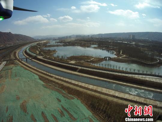图为“空中城管”在青海西宁北川河上空巡查时拍摄的画面。　钟欣　摄