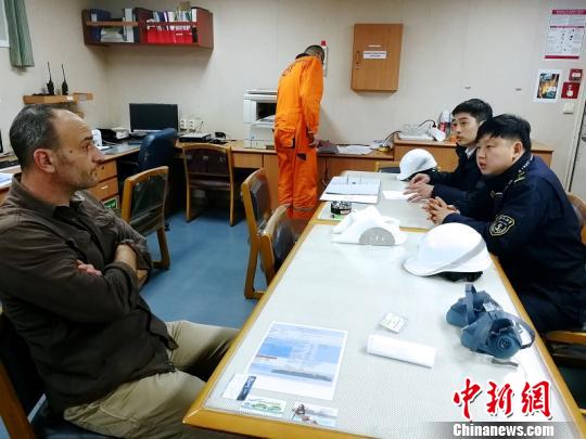 图为上海海事局执法人员询问相关人员，对泄漏集装箱船方开展海事调查。上海海事局 供图