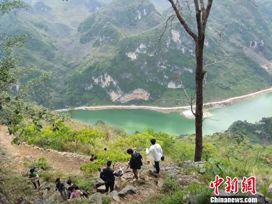 图为运动员路经浩坤湖 钟欣 摄