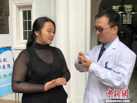 医生为康英讲解。 芊烨 摄