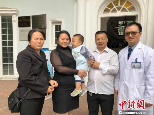 上海455解放军医院整形外科的医生邀请王明清父女来医院，完成康英消除疤痕的心愿。　芊烨 摄