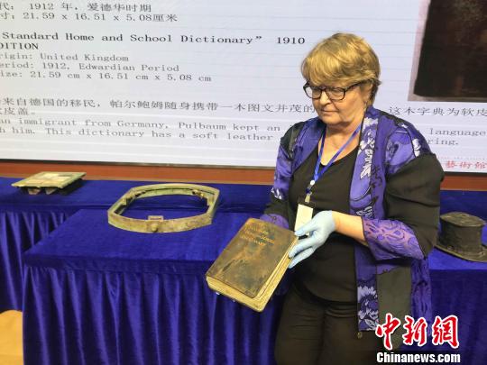 工作人员展示泰坦尼克号出水文物乘客随身携带的一本英语词典。 张芹 摄