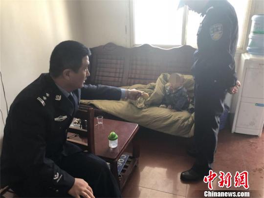 民警陪伴小孩身边 钟欣 摄