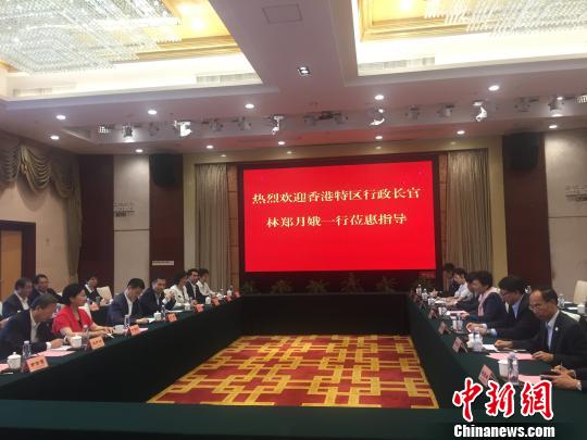 香港特区行政长官林郑月娥在广东惠州考察时与当地官员座谈的。 宋秀杰 摄