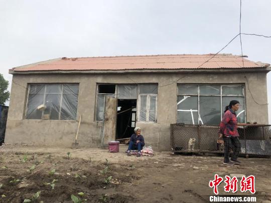 许多村民在地震发生后就停留在户外躲避 张瑶 摄