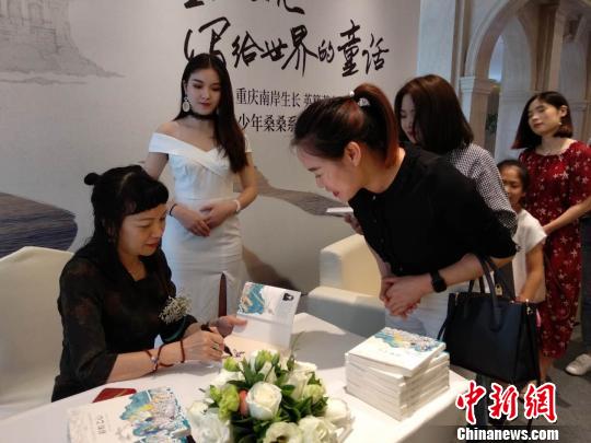 虹影为场的所有粉丝、书迷们一一签名。 马佳欣 摄