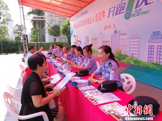 广东警方推便民服务。钟欣 摄