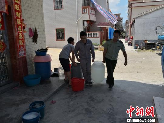 图为当地居民在排队取水 向宇鸣 摄