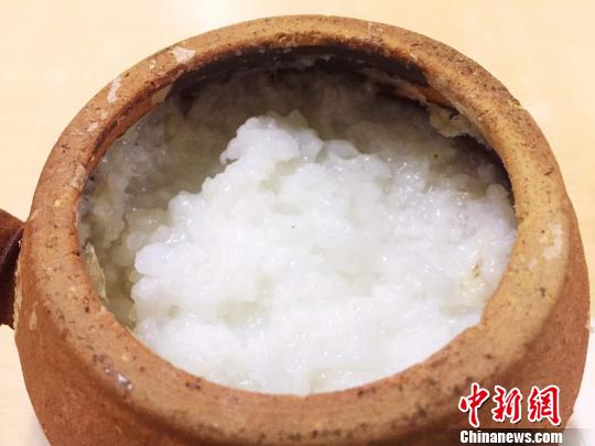 浓稠的坐灶粥 李晓春 摄