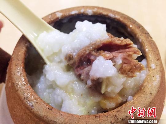 瑶柱烧猪骨灶粥 李晓春 摄