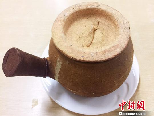 制作坐灶粥的小瓦煲 李晓春 摄