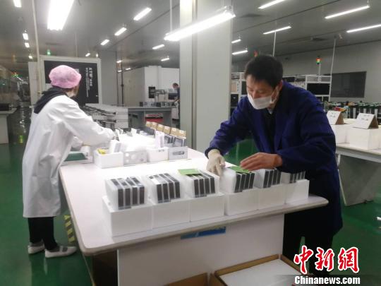 12月15日,江西赛维员工在车间忙碌地工作。 苏路程 摄