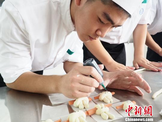 粤菜师傅正在制作点心。　黄琳 摄