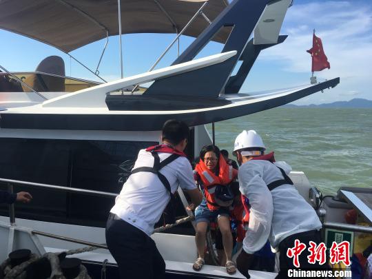 一快艇珠江口遇险 海事部门救起全部12人　广东海事局供图