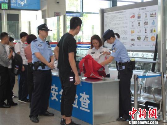 进行安全检查 警方供图