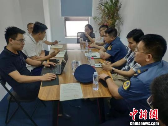 上海多部门对互联网出行平台上户执法检查。 供图