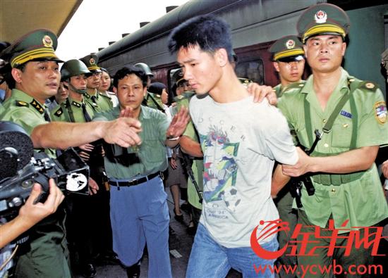 1995年6月23日, “东星轮” 抢劫案的最后一名主犯陈文建被押回广东(资料图)