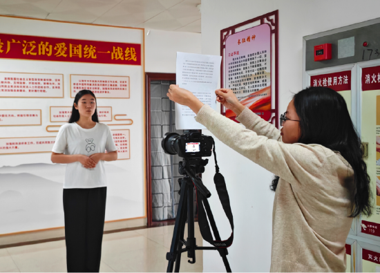 图为英德市委宣传部党支部党员正在拍摄网络微宣讲视频