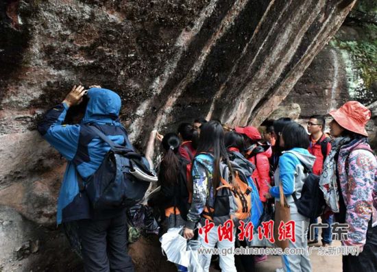 丹霞山吸引众多游客。资料图