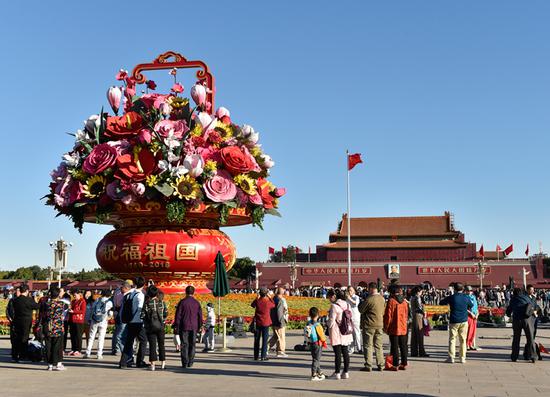 9月23日在北京天安门广场拍摄的“祝福祖国” 巨型花篮。 新华社记者 李贺 摄
