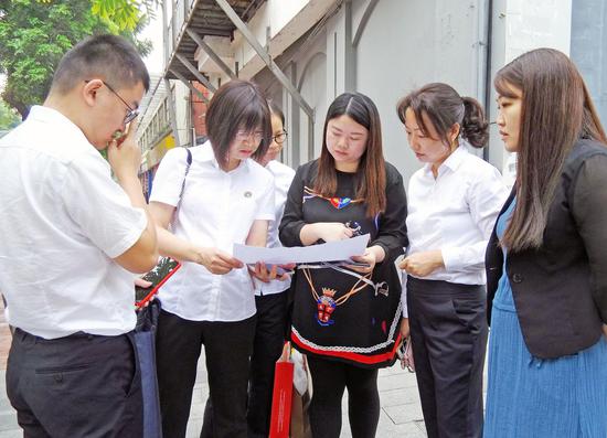 广州市南方公证处工作人员对芳村酒吧风情一条街进行实地取证。